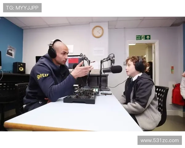 26岁退役热刺门将怀特曼成功转型为摄影师与电影导演展现文艺风采